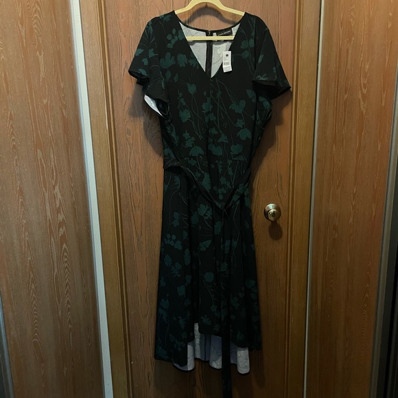 Lane Bryant Dresses & Skirts - NWT Lane Bryant 24 Black Green Floral Hi Lo Dress!